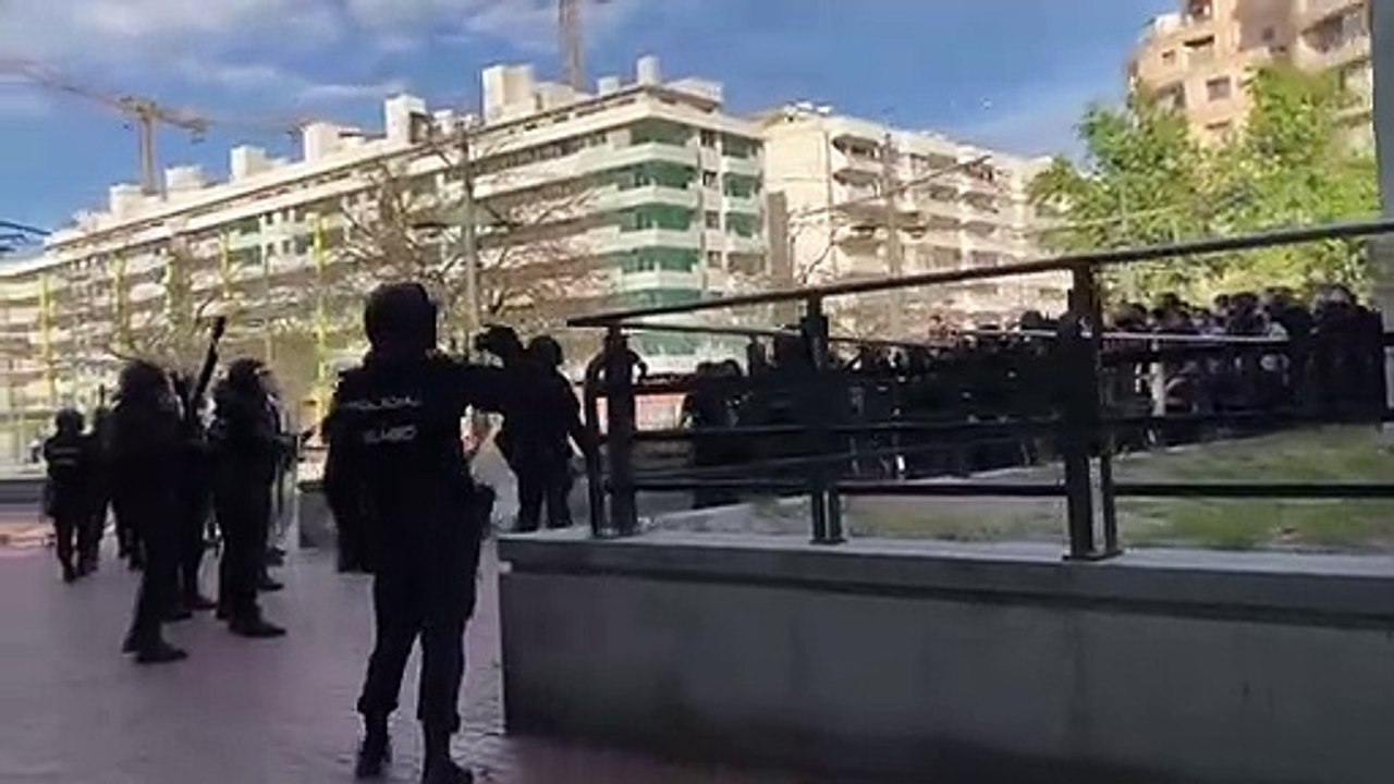 La policia impedeix la concentració antifeixista a la plaça dels Furs de València