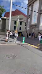 A golpes en pleno centro de Santa Cruz