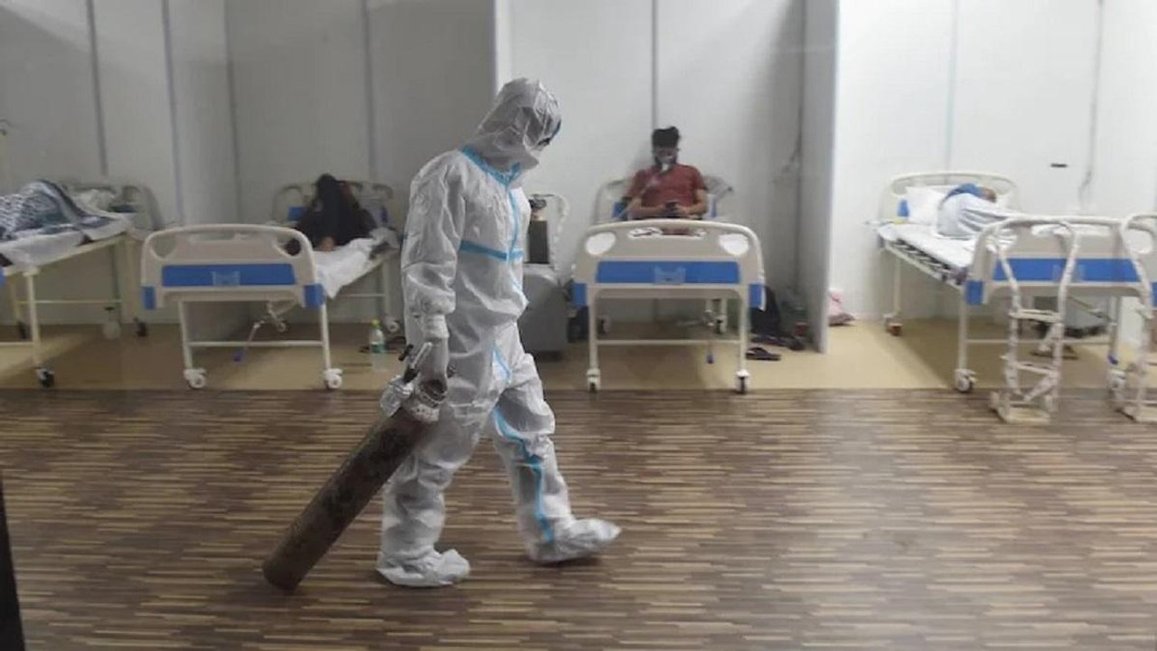 Oxygen Shortage in Delhi: Dr Malik exposes gove...