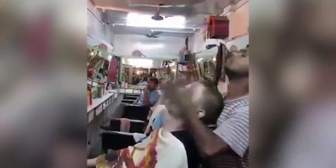 Hindistanlı adam berber masajında çığır açtı!