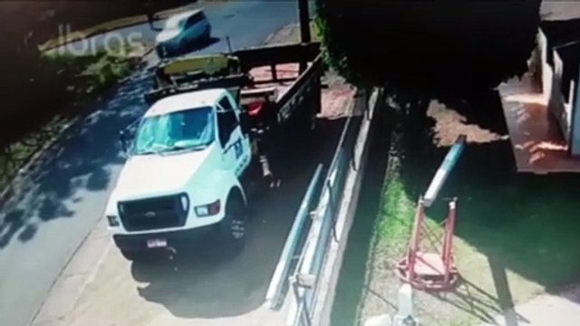 Câmera de monitoramento flagra colisão entre carro e moto na Rua Nereu Ramos; motociclista fraturou a perna