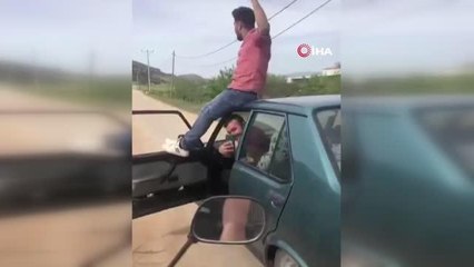 Bu kadarına da "pes" dedirten görüntüler...Hareket halindeki aracın üzerine çıkıp oynamaya başladı