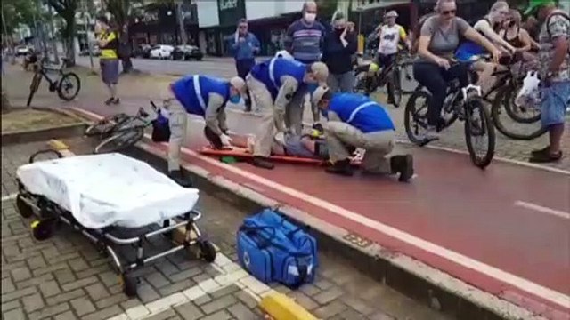 Ciclista sofre queda e é socorrido pelo Siate na ciclovia da Avenida Brasil, no Centro