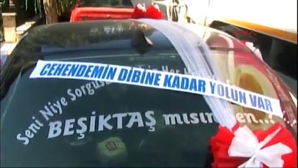 Çirkin hareket! Eşinden boşanıp arabanın üzerine çirkin ifadeler yazdı