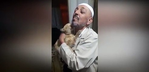 Hacdan gelen sahibini gören kedi bakın ne yaptı!