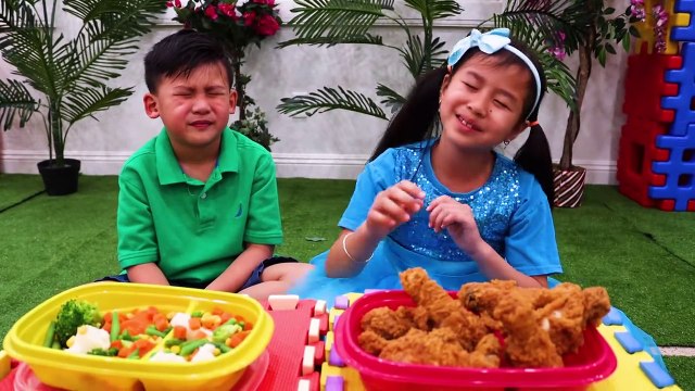 Emma And Jannie Eat And Cook Healthy Food And Fried Chicken | Funny Food Toys Video For Kids