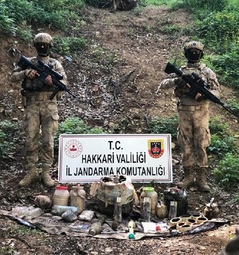 Son dakika haber... Hakkari'de, teröristlere ait silah, mühimmat ve patlayıcı ele geçirildi