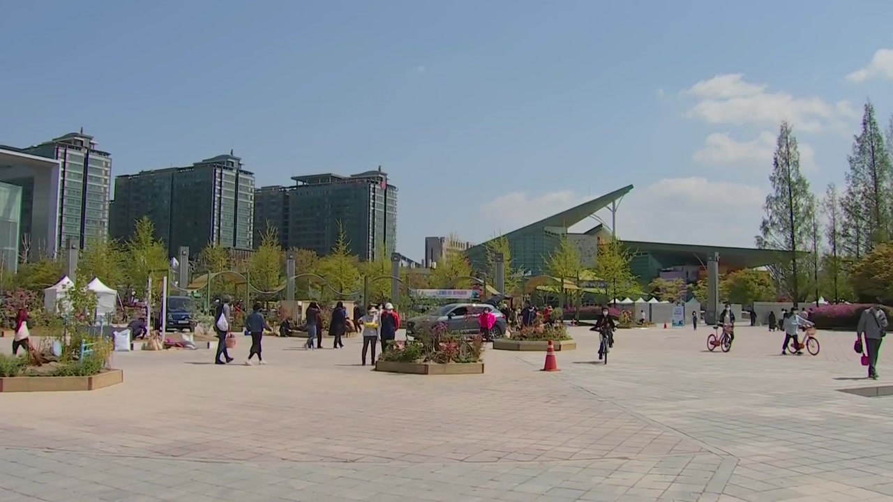 [날씨] 휴일, 낮부터 차차 맑아져...20℃ 안팎 서늘 / YTN