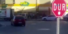 Kadın sürücü otomobilini yolun ortasına bırakıp alışverişe gitti