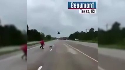 Herkes kasırgadan ardına bakmadan kaçarken bakın o ne yaptı!