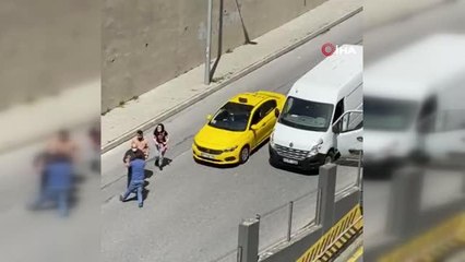 Yol verme kavgasında taksiciye "Muşta"lı dayak kamerada
