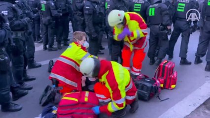 "1 Mayıs" gösterilerine polis müdahalesi