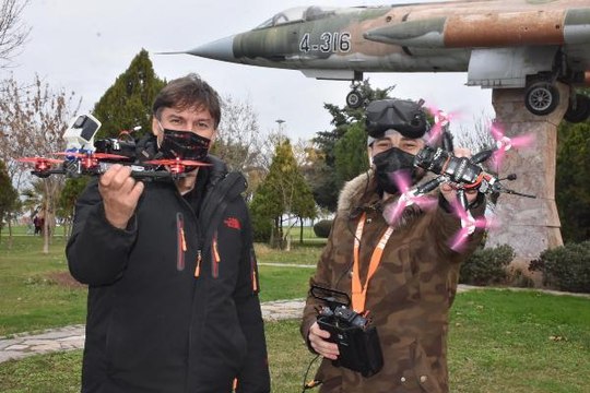 YARIŞ DRONU PİLOTLARININ ANTRENMANI NEFES KESİYOR