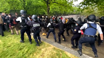 Download Video: Tensions entre “teufeurs” et policiers lors d’une fête sauvage parc de Bercy à Paris