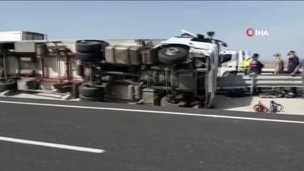 Limon yüklü tır devrildi, sürücü öldü