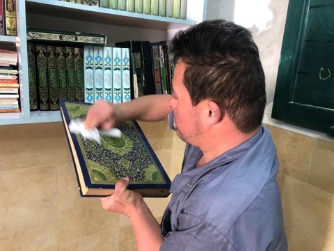 - El Halil'de okuma yazma bilmeyen down sendromlu Filistinli camide ezan okuyor