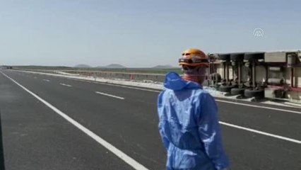 Devrilen limon yüklü tırın sürücüsü öldü