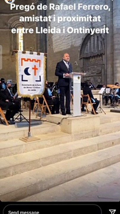 El president d'Honor de la Societat de Festers d'Ontinyent fa el pregó dels Moros i Cristians de Lleida