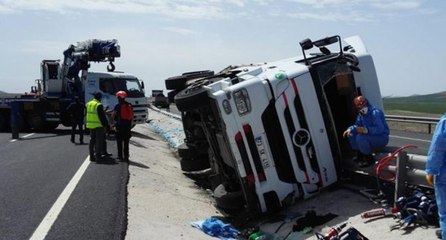 Niğde’de limon yüklü tır devrildi: 1 ölü