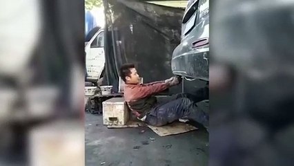 Tamirci egzoz dumanını yiyince bakın ne hale geldi!