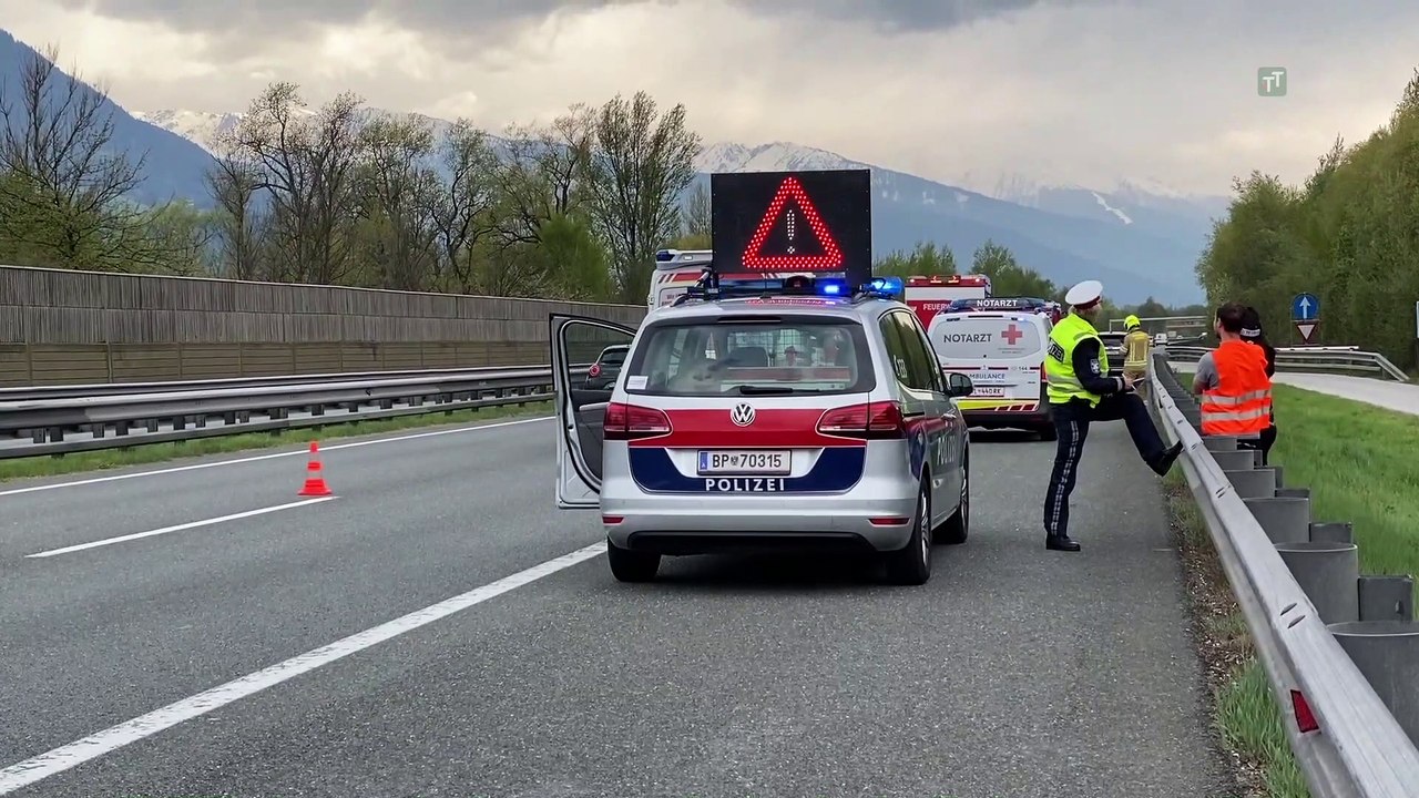 Sekundenschlaf: Lenkerin in Stans 30 Meter durch Luft katapultiert