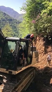 CHP'li Mahmut Tanal, İkizdere'de iş makinesinin üzerine çıktı