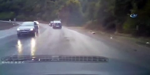 Kamyon otomobilleri biçti!