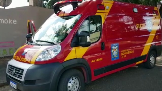 Carro e moto batem em cruzamento no Centro e jovem de 18 anos fica ferido