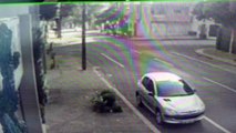 Vídeo mostra momento em que Cobalt e motocicleta batem em cruzamento no Centro