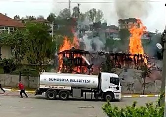 ELEKTRİK DİREĞİNDEN KIVILCIM DÜŞTÜ, SAMANLIK YANDI
