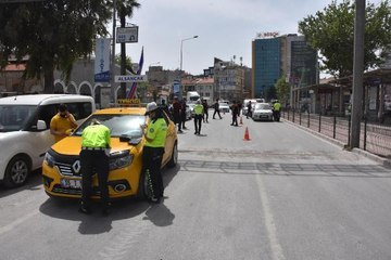 Ehliyetsiz taksi sürücüsü denetime takıldı