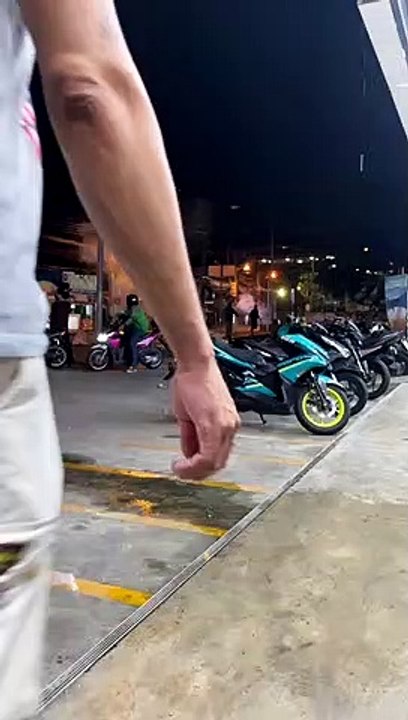 "ม็อบREDEM" ป่วนไม่เลิก! ก่อกวน จุดพลุไฟ หน้าศาลอาญาหลังแกนนำสั่งยุติชุมนุม