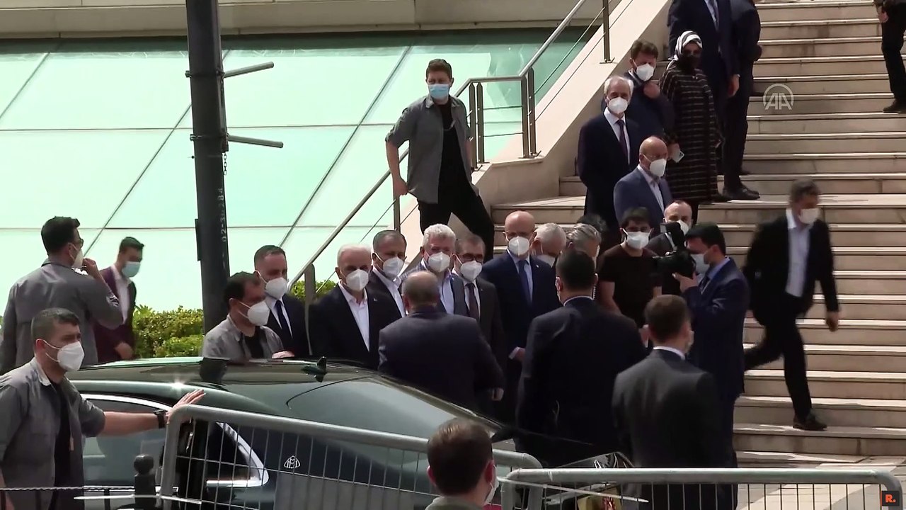 Erdoğan'ın katıldığı cenaze töreninde kısıtlamaya aykırı görüntüler