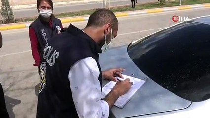 Kısıtlamayı ihlal eden sürücü, kendisini ve arkadaşını araca kilitledi