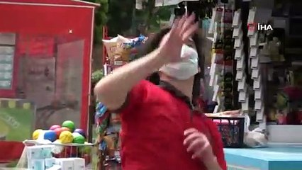 Meydanı boş bulan esnaf top oynayarak eğlendi