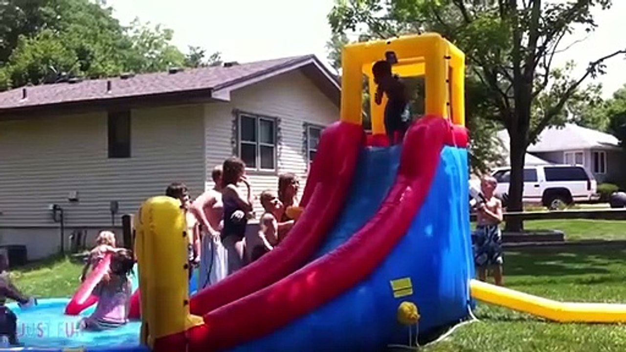 Videos De Risa 2021 nuevos  Videos Graciosos - Niños traviesos con Agua _ Funny Water Slide Fails