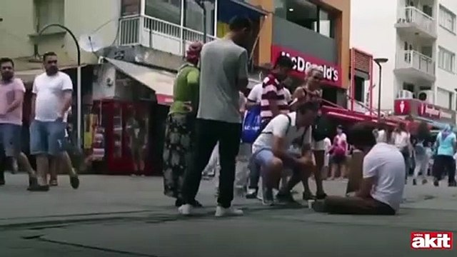 Genç YouTuber sosyal deney yapıyor