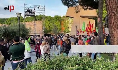 Bandera pro Trump en el mitin de Vox