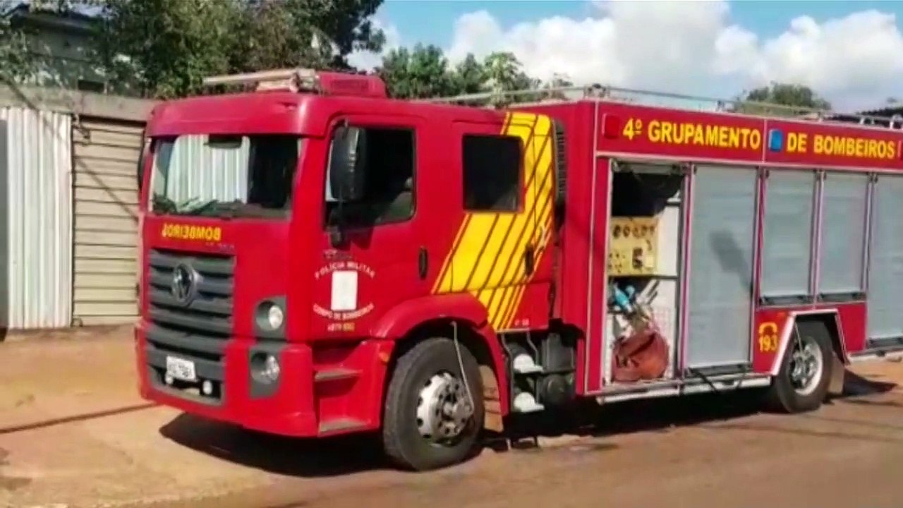 Corpo de Bombeiros combate princípio de incêndio em ferro-velho na Avenida Piquiri