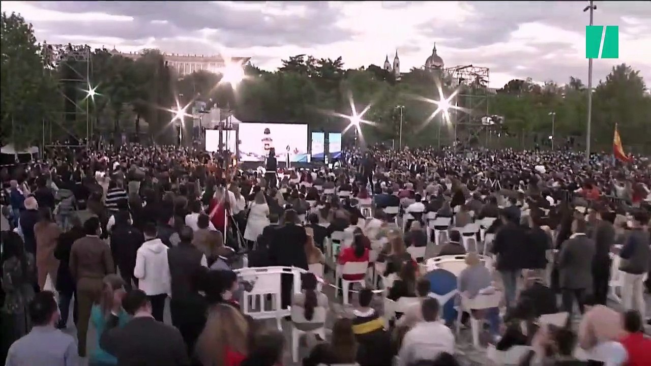 Mensaje de Ayuso a Pablo Iglesias: "Sonrío porque soy libre y porque mi jefe me ha cedido el puesto en el atril"