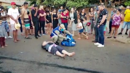 Duas pessoas ficam feridas em acidente entre carro e moto no Bairro Tarumã