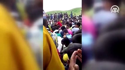 Arakanlı Müslümanlar dua ederken gözyaşlarına boğuldular