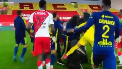 10 kişi Lyon, Monaco'yu devirdi! Maç sonunda çıkan olaylar geceye damga vurdu