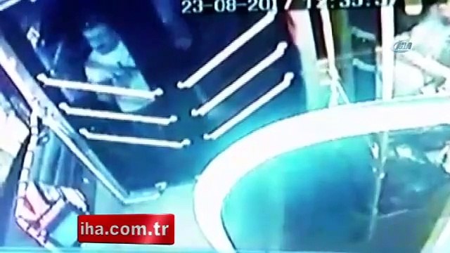 Kapıyı açmayan otobüs şoförünü dövdüler