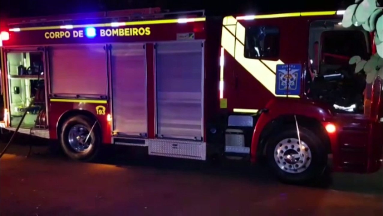 Fogo em entulhos sai do controle e Bombeiros são acionados