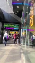 Cô gái chửi bạn trai giữa phố vì không cho tiền mua mỹ phẩm