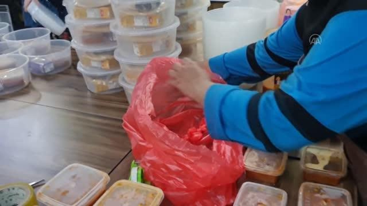 KUALA LUMPUR - Malezyalı kuruluşlar, Uygur Türklerinin yaşadıklarına dikkati çekmek için Uygur ekmeği dağıttı