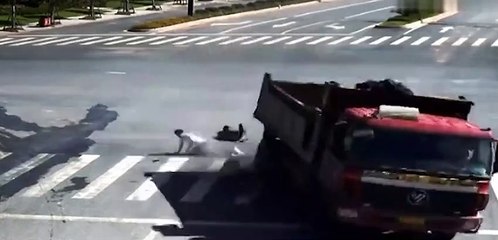 Kamyonun altında kalmaktan kıl payı kurtuldu