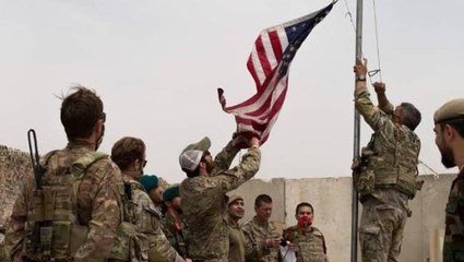 Devir teslim töreninden tarihi kare! ABD bayrağı indirilip Afganistan bayrağı göndere çekildi