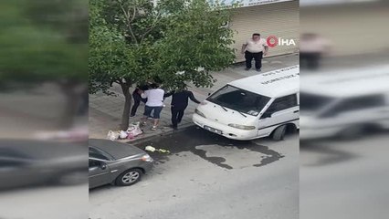Kısıtlamaya uymayan gençlerin tekme tokat kavgası kamerada